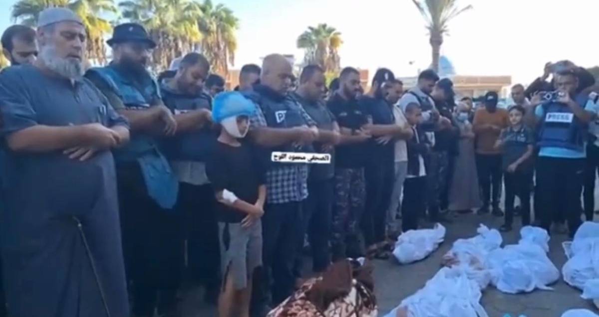 الصحفي وائل الدحدوح يؤم صلاة الجنازة على أفراد عائلته الذين ارتقوا في قصف إسرائيلي استهدف منزلاً كانوا فيه بمخيم النصيرات أمس الأربعاء الخميس،