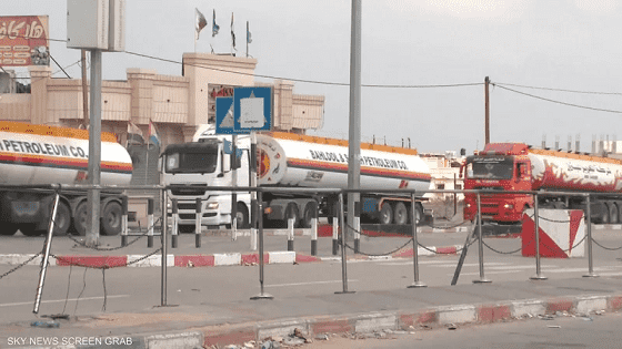 لم يسمح لها في الدخول ... 74 شاحنة وقود وصلت إلى معبر رفح بالجانب المصري