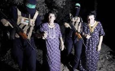 صافحت خاطفها.. ابنة أسيرة إسرائيلية تكشف السبب