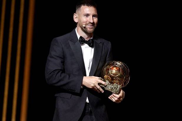 ميسي: هذه الجائزة من أجلك يا مارادونا