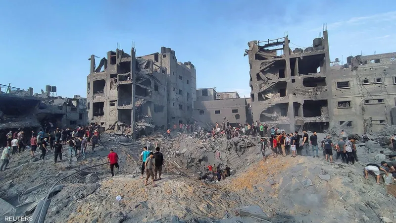 اللحظات الأولى من مكان قصف الطيران الإسرائيلي منطقة الترنس في مخيم جباليا (فيديو)