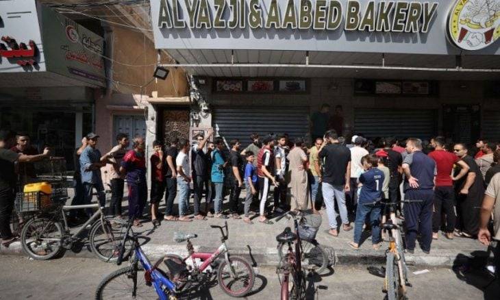 طوابير طويلة أمام المخابز ومحطات المياه في ظل قصف إسرائيلي عنيف.. والحصول على الماء والخبر يسير بخطط الطيور