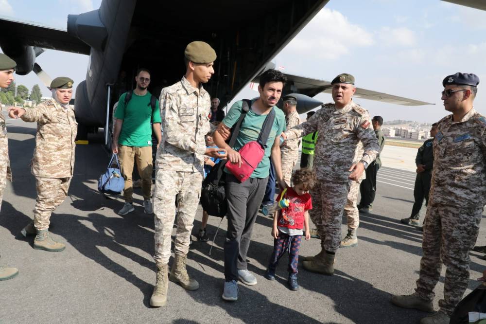 وصول 53 اردنيا على متن احدى طائرات سلاح الجو الملكي بعد ان تم إجلاؤهم يوم أمس من قطاع غزة إلى مصر عبر معبر رفح.