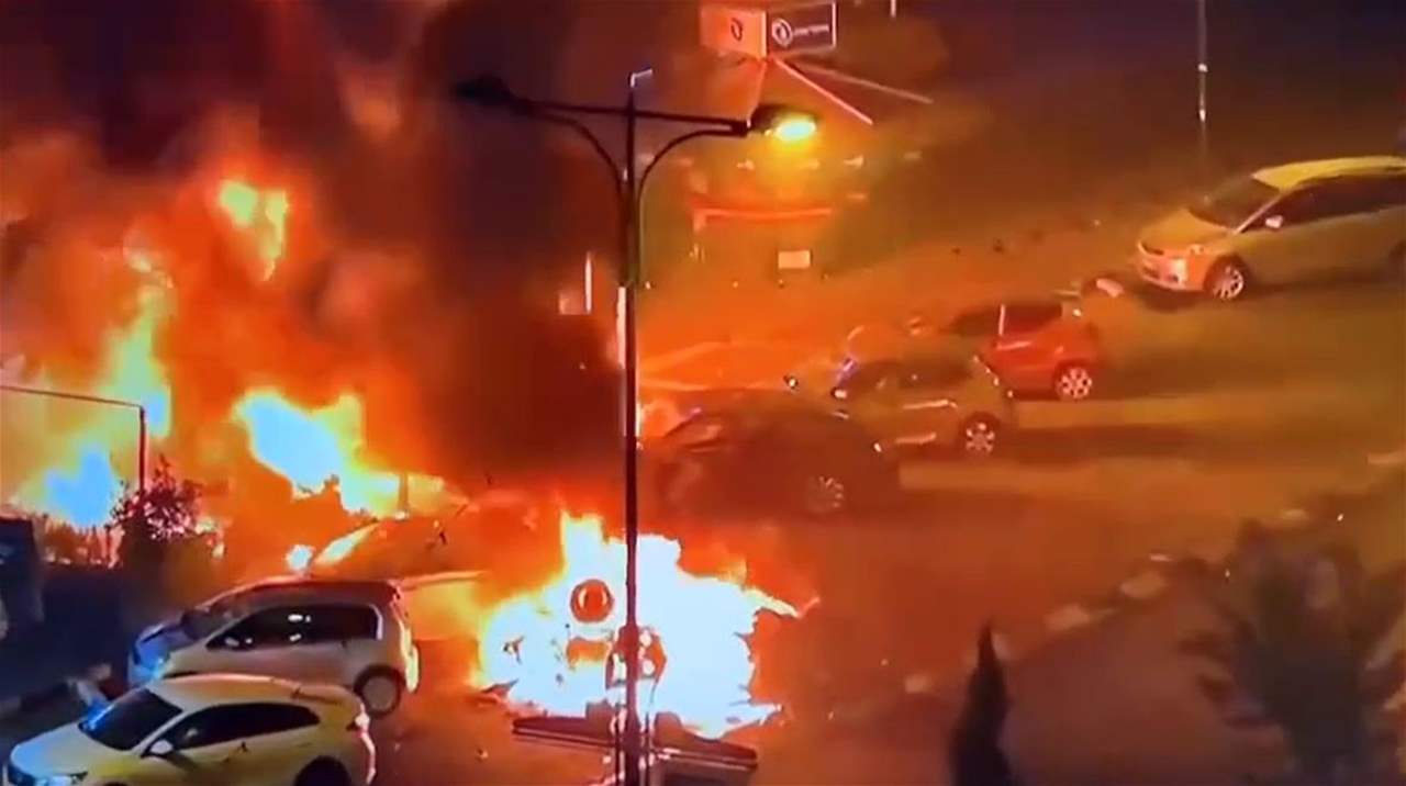 ڤيديو | كريات شمونة تحترق.. مشاهد جديدة من الدمار الذي خلفته رشقة صاروخية أطلقتها كتائب القسام من جنوب لبنان