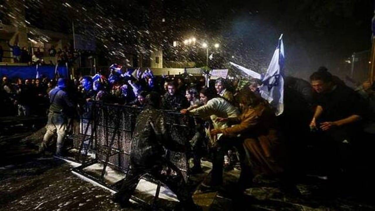 محتجون يحاولون اقتحام منزل نتنياهو بالقدس ويصفونه بالفاشل