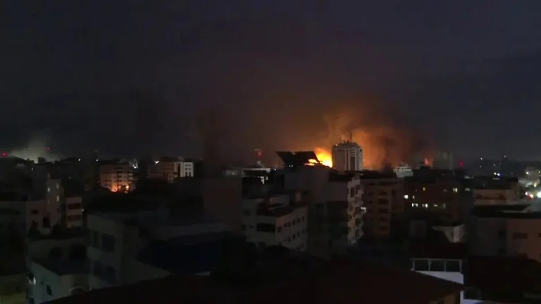 قصف كثيف وانقطاع الاتصالات وخدمات الإنترنت عن قطاع غزة