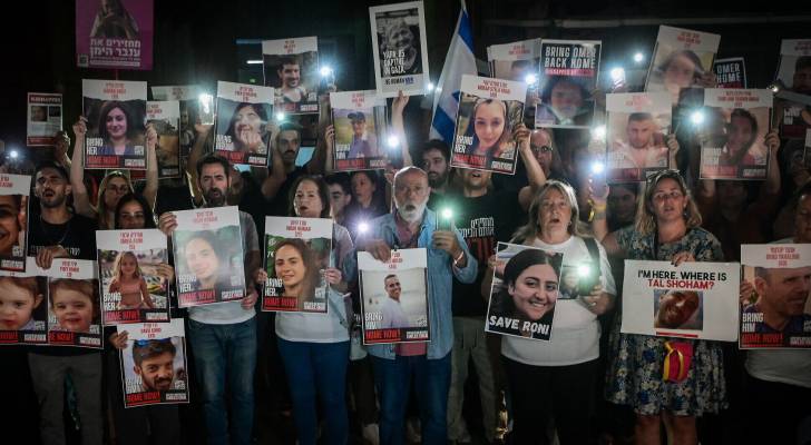 ذوو المحتجزين الإسرائيليين في غزة ينصبون خياما قبالة الكنيست ويقررون التظاهر كل سبت