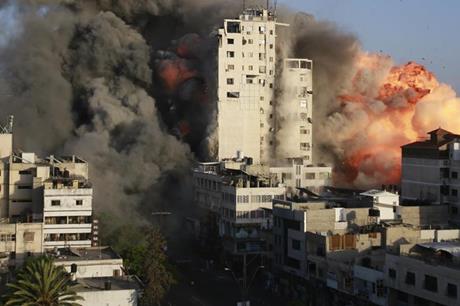 أخطر بكثير من الفسفور.. الهلال الأحمر الفلسطيني يكشف ما يسقط على غزة