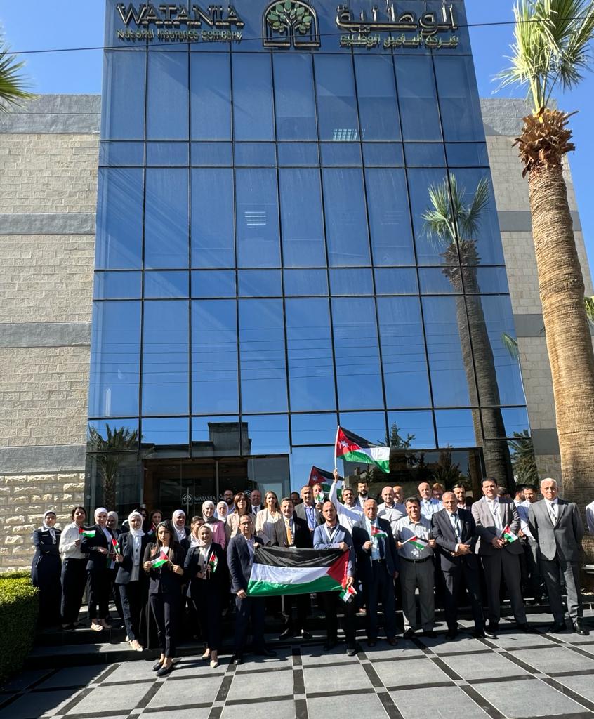 وقفة تضامنية لشركة التأمين الوطنية دعــــماً لغزة