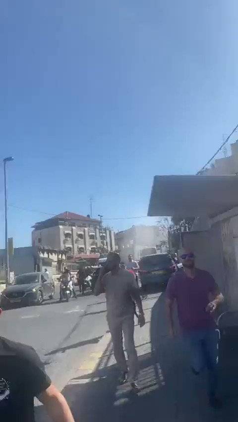 مشاهد من اعتداء شرطة الاحتلال على المصلين خلال تأديتهم صلاة الجمعة في شوارع القدس بعد منعهم من الوصول للمسجد الأقصى