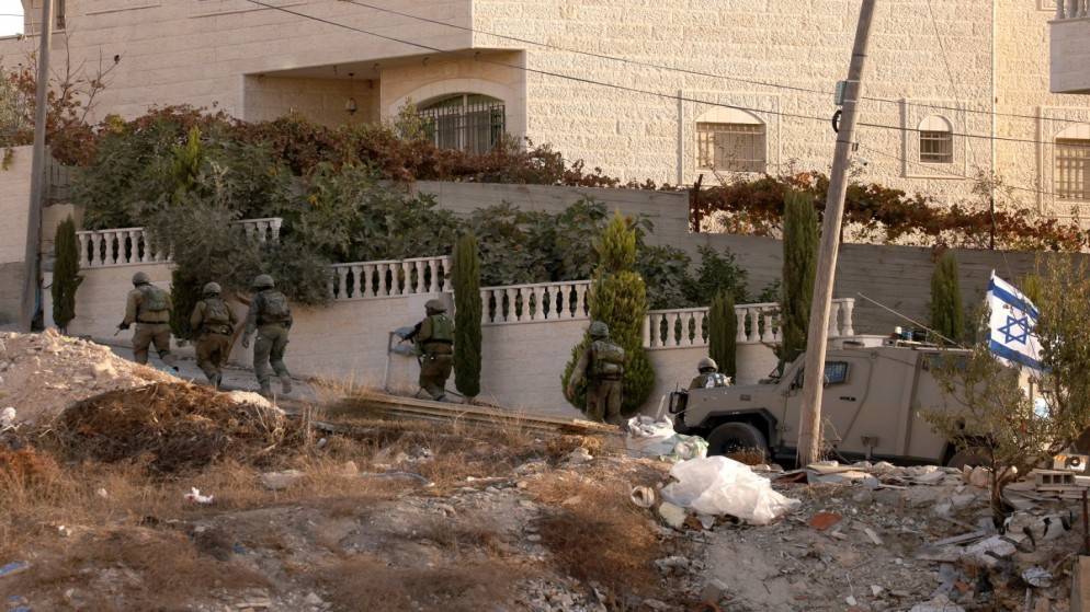 اعتقال أكثر من 90 فلسطينيا في مدن الضفة الغربية المحتلة