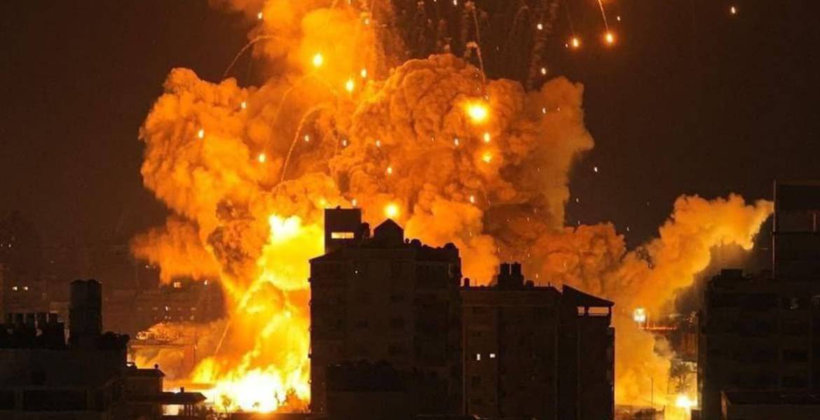 جيش الاحتلال يشن غارات عنيفة بقنابل الفسفور غرب مدينة غزة