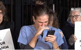 ‏طبيبة بريطانية تنهار أثناء قراءتها لرسالة طارئة من مدير مستشفى الشفاء في غزة