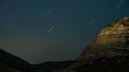 سماء الأردن تشهد ذروة زخات شهب الأسديات