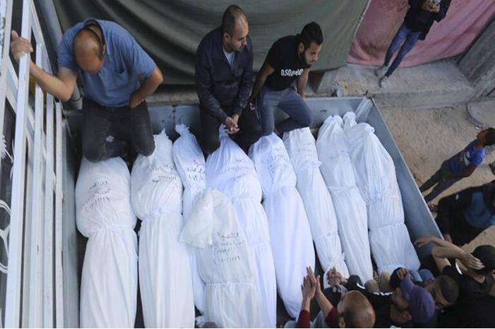 40 شهيدًا في مجمع الشفاء ودفن عدد منهم داخل المجمع بعد تحلل جثامينهم