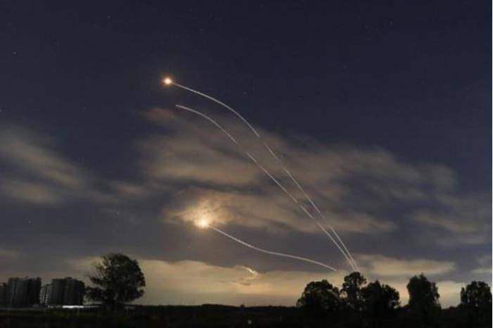 صفارات الإنذار تدوي في غلاف غزة يقابلها قصف شمال غزة