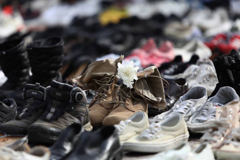 تضامنا مع ضحايا غزة.. متظاهرون يعرضون 2000 حذاء في كوريا الجنوبية