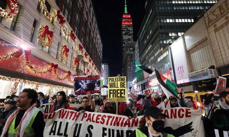 متظاهرون يقتحمون مبنى قناة “فوكس نيوز” احتجاجاً على أكاذيبها لتبرير المذابح الإسرائيلية في غزة (فيديو)