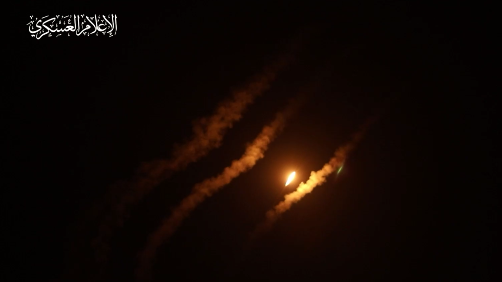 فيديو... كتائب القسام تعرض مشاهد لرشقات صاروخية باتجاه الأراضي المحتلة