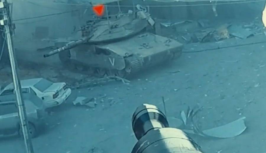 من مسافة صفر.. كتائب القسام تبث مشاهد لاستهداف دبابات إسرائيلية في غزة (فيديو)