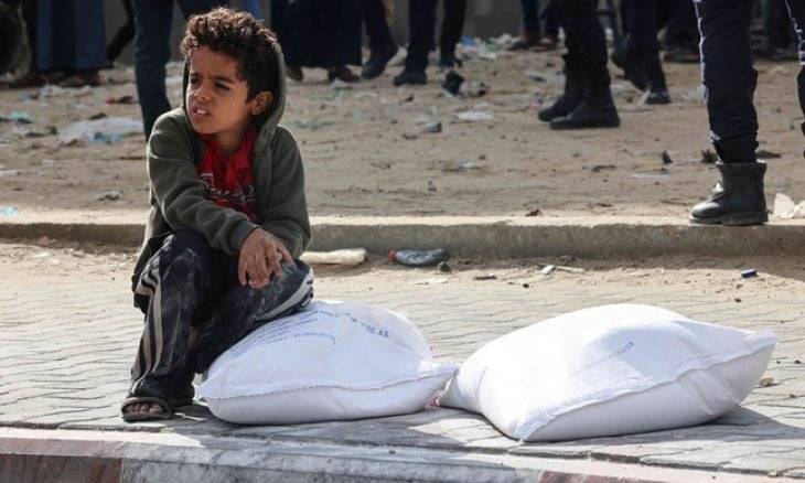 أحياء غزة يتنفسون من بين الأموات... وقصص لا يتحملها العقل