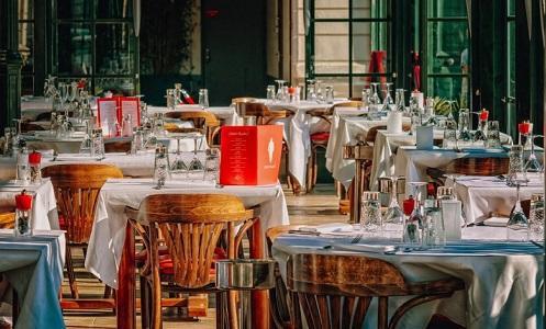 تراجع الإقبال على المطاعم والمقاهي