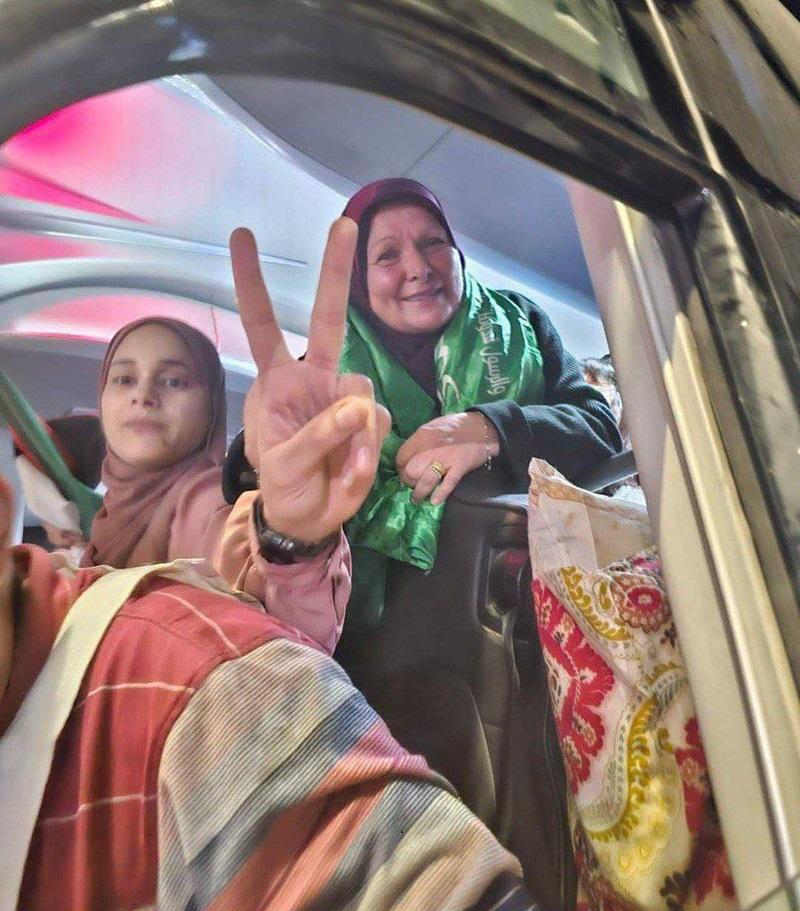 الإعلام العبري يتداول صور الإفراج عن الأسرى ويصفها بالهزيمة المدوية لإسرائيل