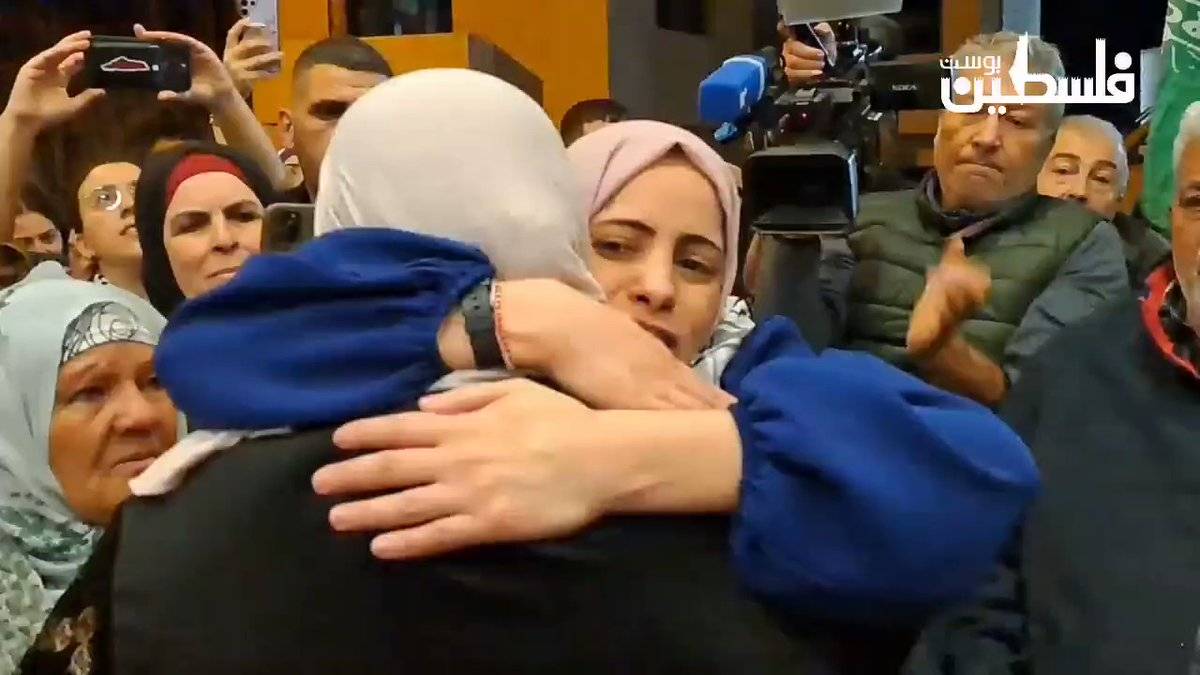 لحظة لقاء الأسيرة المحررة روان أبو زيادة بوالدتها عقب الإفراج عنها .. فيديو