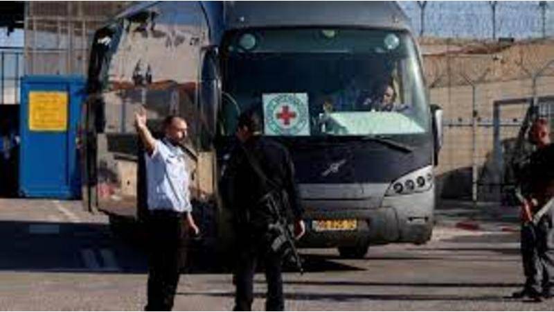 نقل 42 أسيرا فلسطينيا الى عوفر تمهيدا للإفراج عنهم