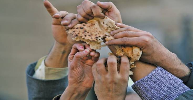 أسرة أردنية معيلها مصاب بلوثة عقلية والمعونة لا تكفي أجرة المنزل.. فهل من يسمع قرقعة أمعاء أطفالها الجياع ؟!