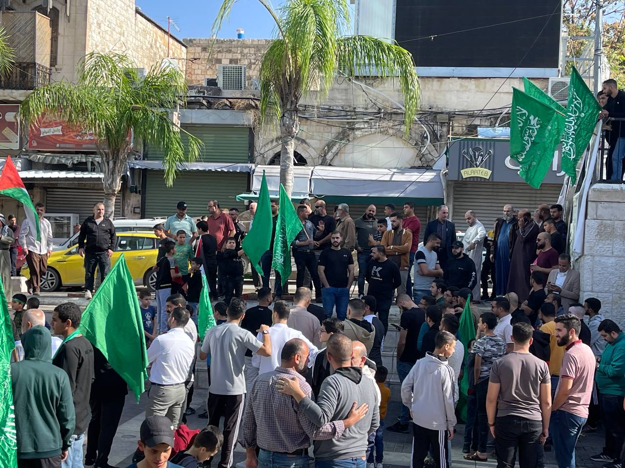 بالفيديو: أهالي الأسرى المحررون يحتفلون بخروج أبنائهم رغم تهديدات الاحتلال