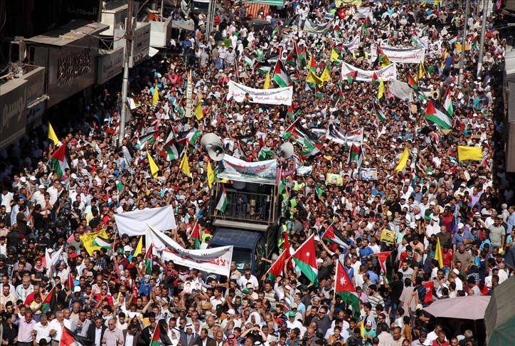 بك أب وسماعة تثير زوبعة بين الإخوان المسلمين واليساريين في مسيرة الحسيني