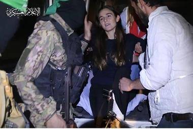 مشاهد لتسليم كتائب القسام الدفعة الثانية من المحتجزين الإسرائيليين.. فيديو