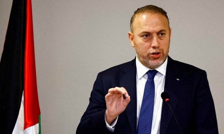 سفير فلسطين في بريطانيا يوجه صفعة لإعلامي هاجم حركة حماس ووصف “طوفان الأقصى” بالإرهاب