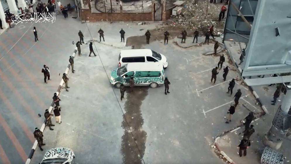 قهر لنتنياهو وإحراج للجيش.. رسائل أوصلتها حماس للاحتلال عبر تسليم الأسرى في شمال القطاع