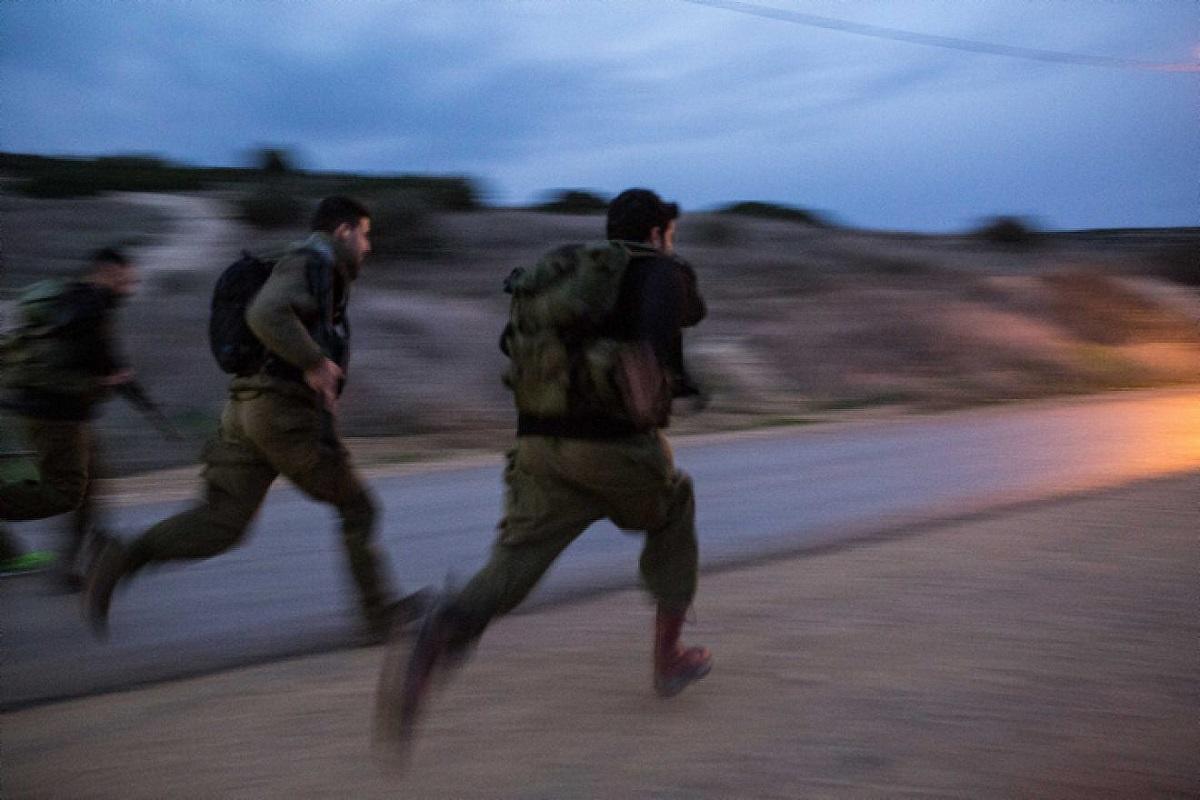 إقالة ضابطين صهيونيين هربت قوتهما من معركة مع المقاومة