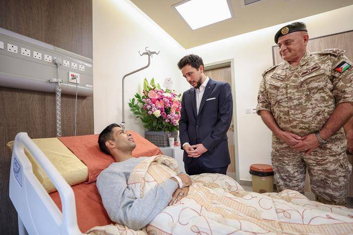 ولي العهد يزور مصابي المستشفى الميداني بمدينة الحسين الطبية  صور