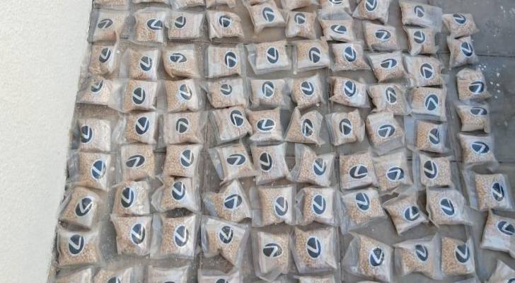 معلومات استخبارية تُفشل تهريب 565 ألف حبة كبتاجون مخبأة في شاحنة وصلت إلى مركز جمرك حدود جابر