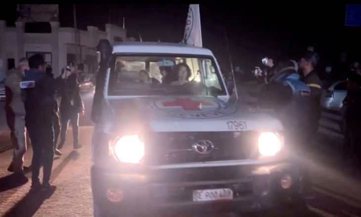 جيش الاحتلال يؤكد تسليم أسيرتين إسرائيليتين للصليب الأحمر في قطاع غزة (فيديو)