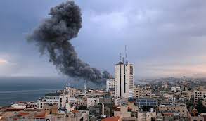 زوارق حربية إسرائيلية تقصف ساحل خانيونس جنوب قطاع غزة