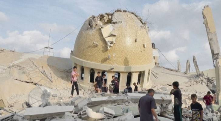 الاحتلال الإسرائيلي يدمر 3 منازل و3 مساجد في خان يونس السبت