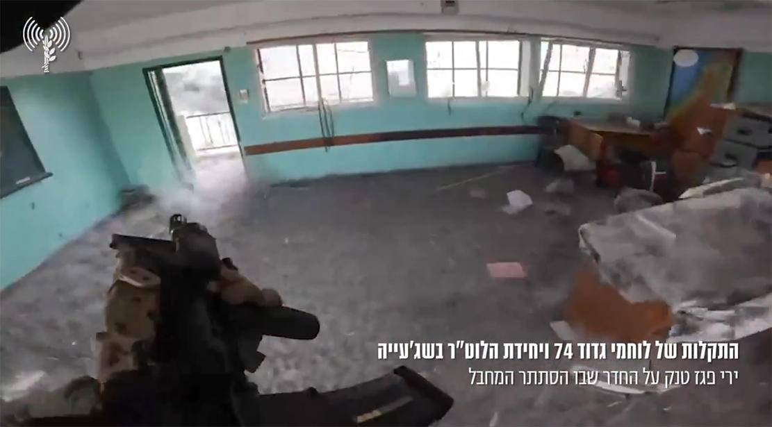 جنود الاحتلال يخوضون معركة مع نوافذ وجدران مدرسة خالية