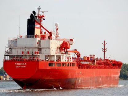 صاروخ حوثي يصيب سفينة في باب المندب