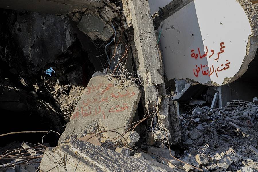 أسماء تكتب على الركام ..وسيلة أهالي غزة لإرشاد المنقذين إلى مكان المفقودين