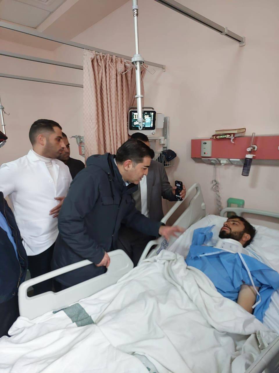 رئيس جامعة العلوم والتكنولوجيا يتفقد طلبة أصيبوا بحادث سير