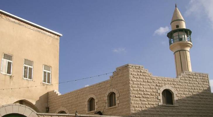 جنود الاحتلال يغنون الحانوكا في أحد مساجد جنين