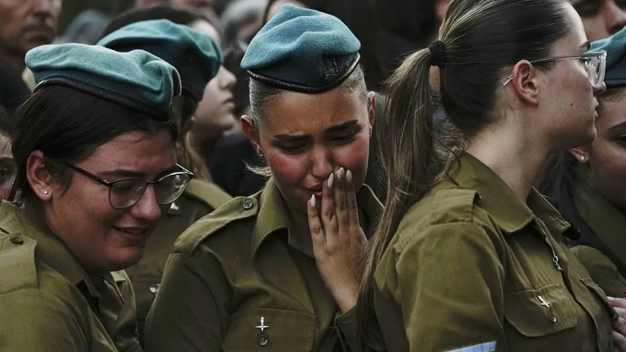 قائد كتيبة إسرائيلي واصفاً جنود القسام : يلتفون حولنا 360 درجة.. ولا نراهم