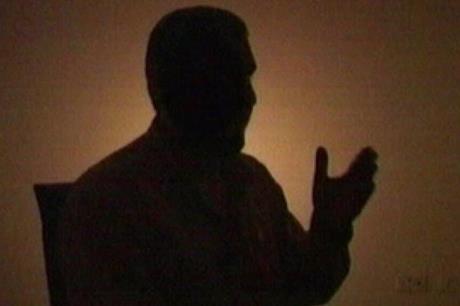 قائد القسام محمد الضيف يمشي على رجليه