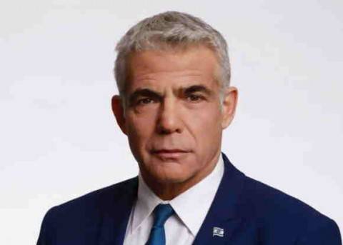 صواريخ “حماس” توقف اجتماعا ليائير لابيد وأعضاء مجلس الشيوخ الفرنسي وتجبرهم على النزول للملاجئ (فيديوهات)