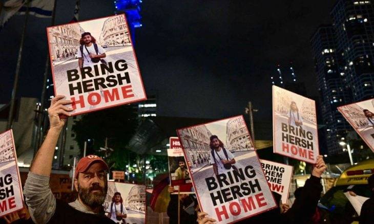 أهالي المحتجزين الإسرائيليين في غزة جن جنونهم... ويضغطون على الحكومة بعقد صفقة فورية (فيديو)